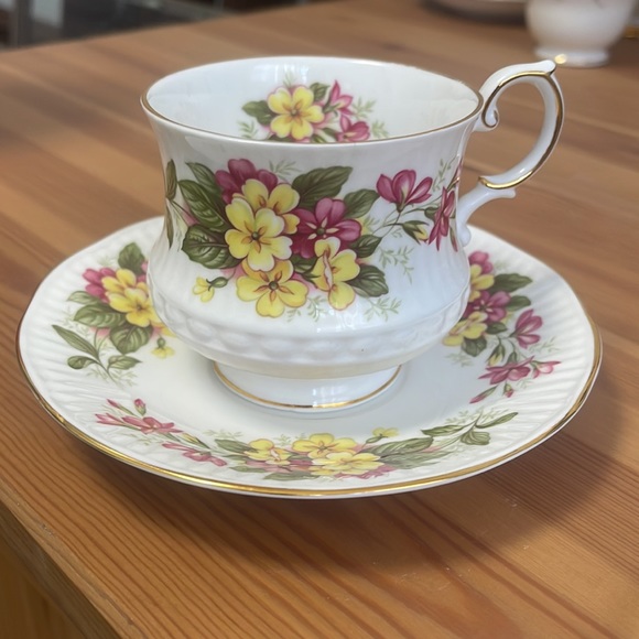 Vintage Queen's Tea and Saucer Set - Picture 3 of 8